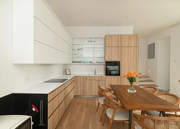 Spacious Apartment In Historical District With Free Parking