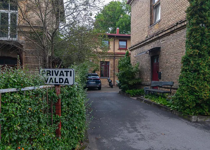 Spacious Apartment In Historical District With Free Parking